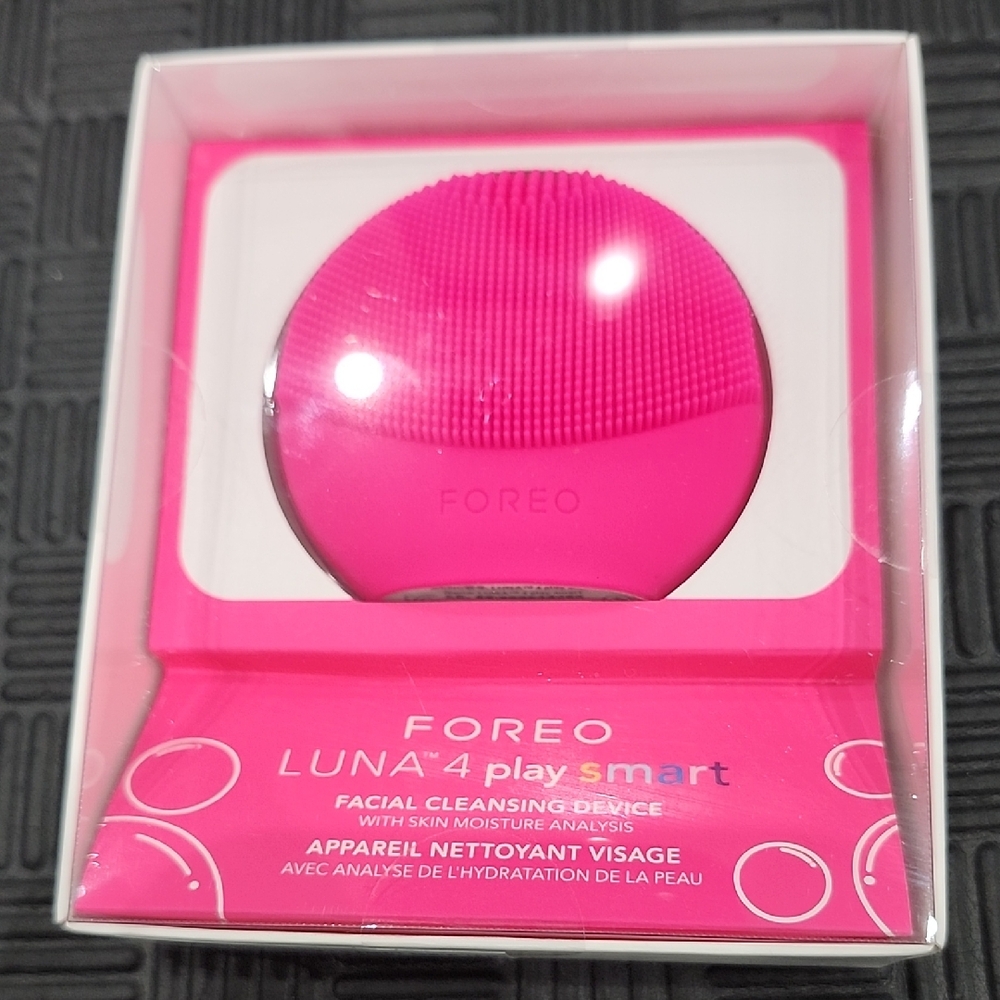 FOREO Luna 4 Play Smart Cleansing Device - Hot Pink